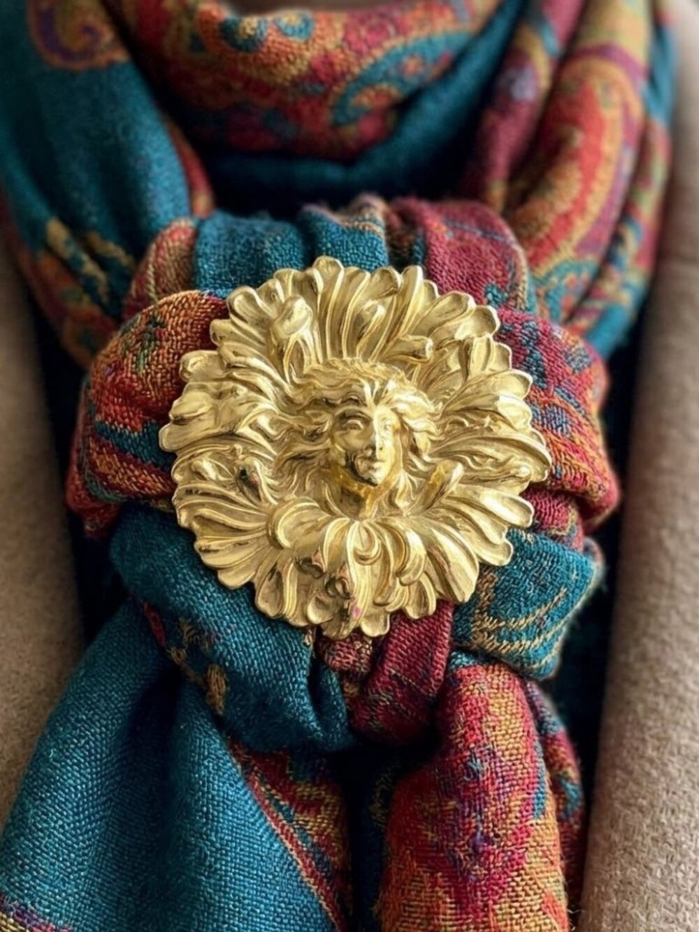 VTG Lady Art Nouveau Chrysanthemum Gold Tone Face Circle Flower Pin Brooch Y2K